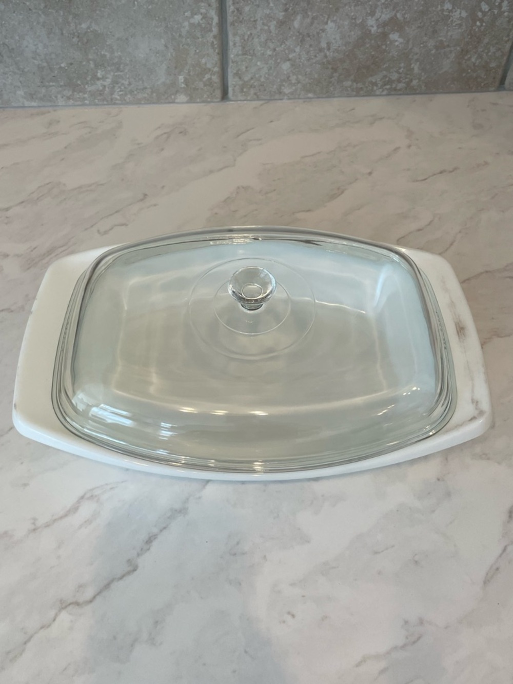 Vintage Pyrex Golden Honeysuckle Casserole Dish with lid - 2.5 Quart - Picture 7 of 8
